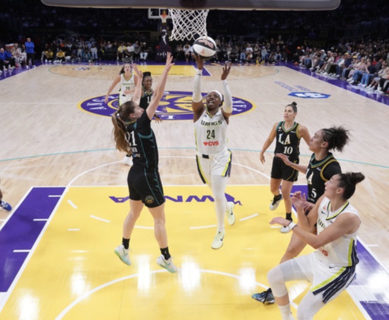 Paige Bueckers Makes History as Dallas Wings Rally Past Los Angeles Sparks